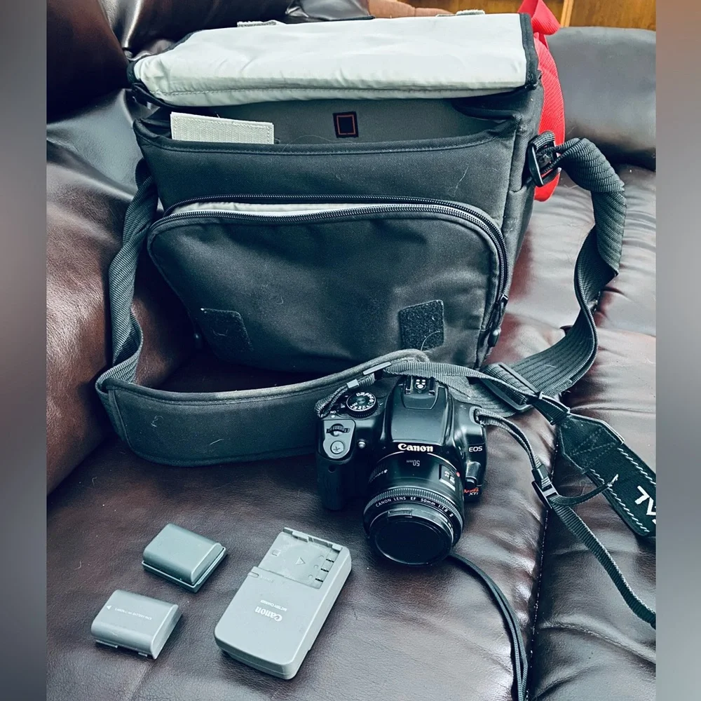 Canon camera, 3 batteries, standard lense and camera case